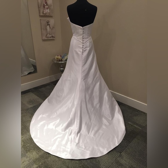 NWT Essence of Australia Strapless Ballgown Wedding Dress, Size 10 - Picture 3 of 9